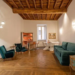 Chic And Style In Historical Via Giulia Apartment